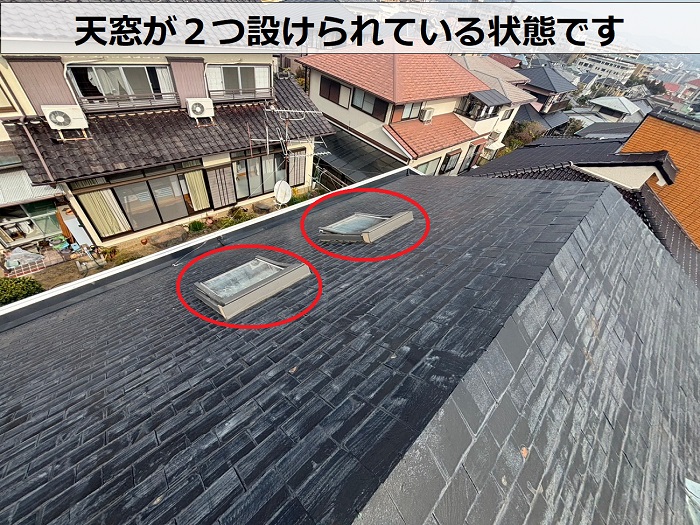 天窓付きのスレート屋根